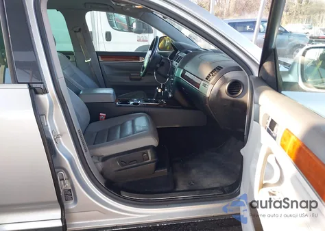 2004 Volkswagen Touareg V8 z USA, uszkodzony, nr VIN WVGCM77L84D052769